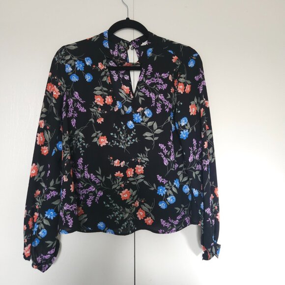 Versatile V-Neck Trapeze Top - Pre-Loved, Excellent Condition! - Picture 2 of 8